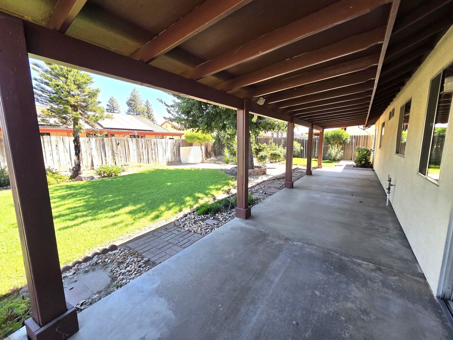 Porterville House: 550 Black Oak Ave
