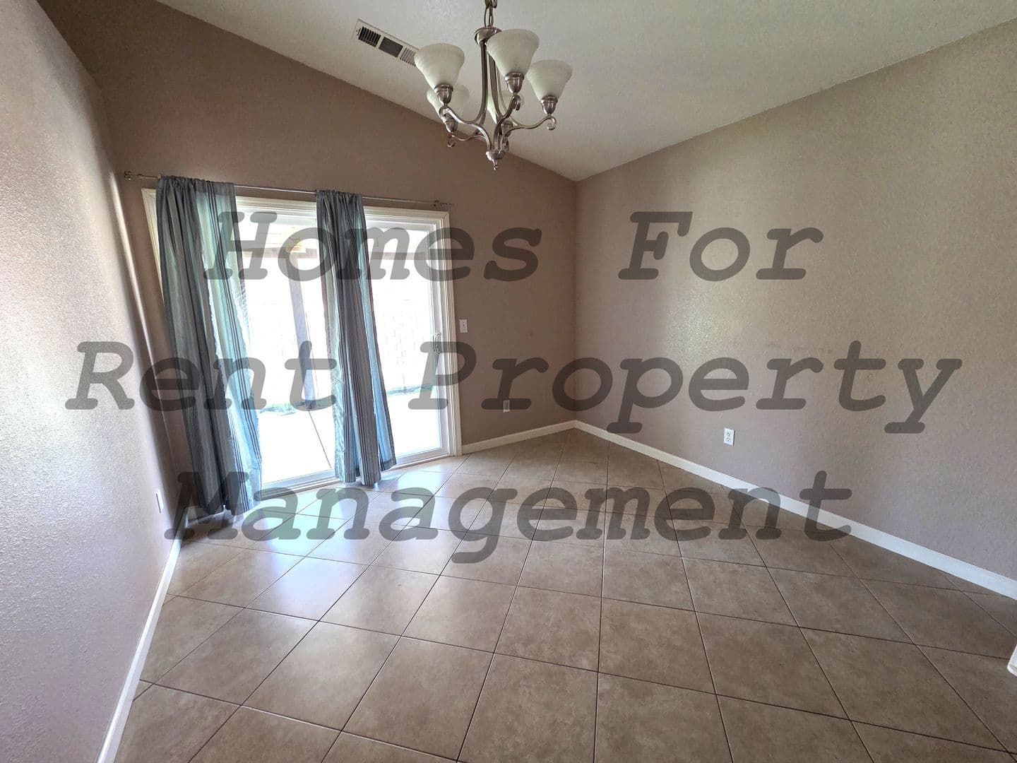 Woodlake House: 541 Willow St