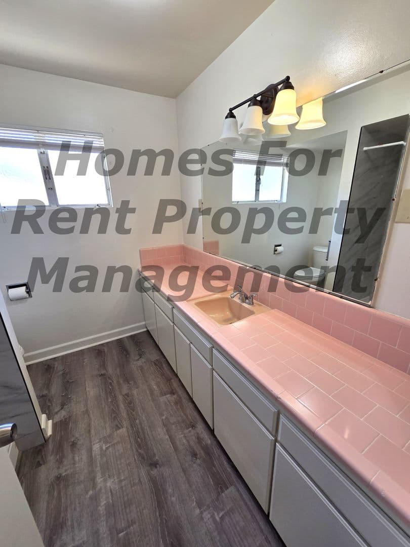 Porterville House: 669 W. Kanai Ave.
