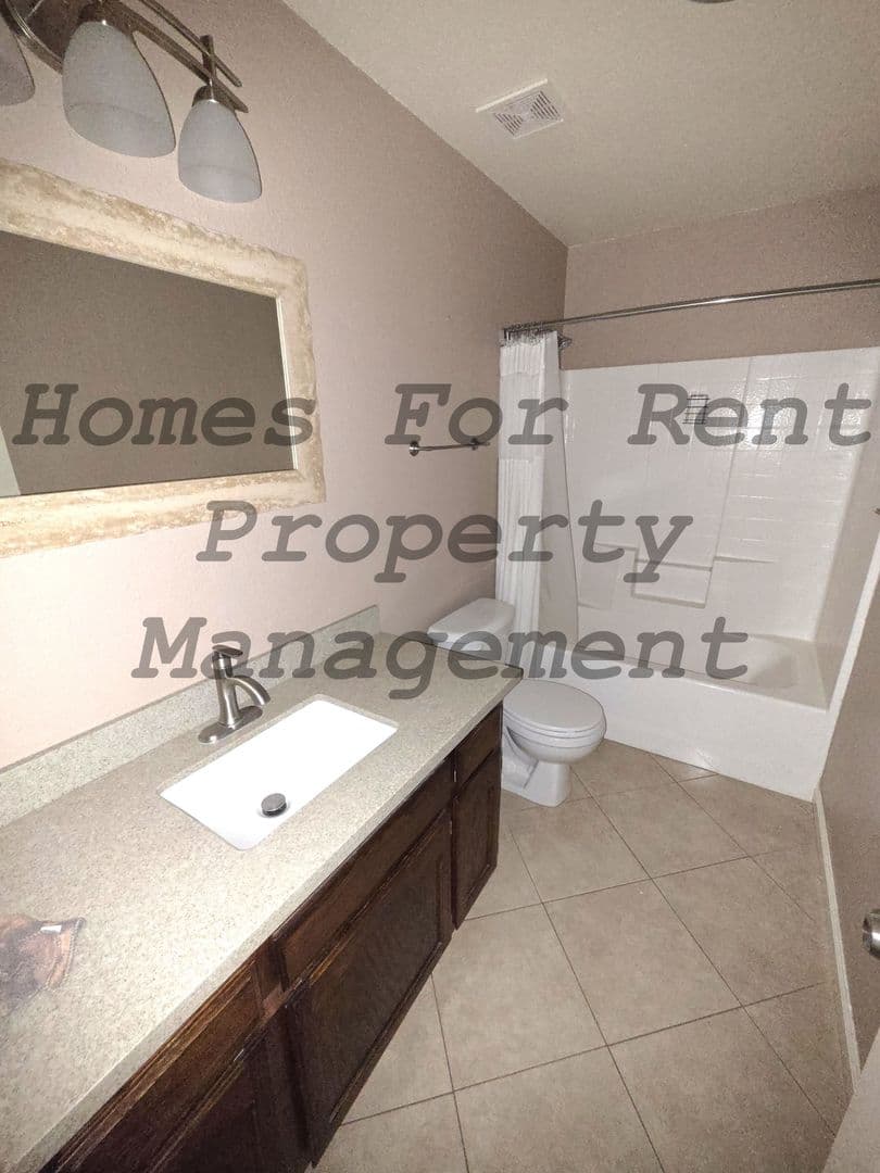 Woodlake House: 541 Willow St