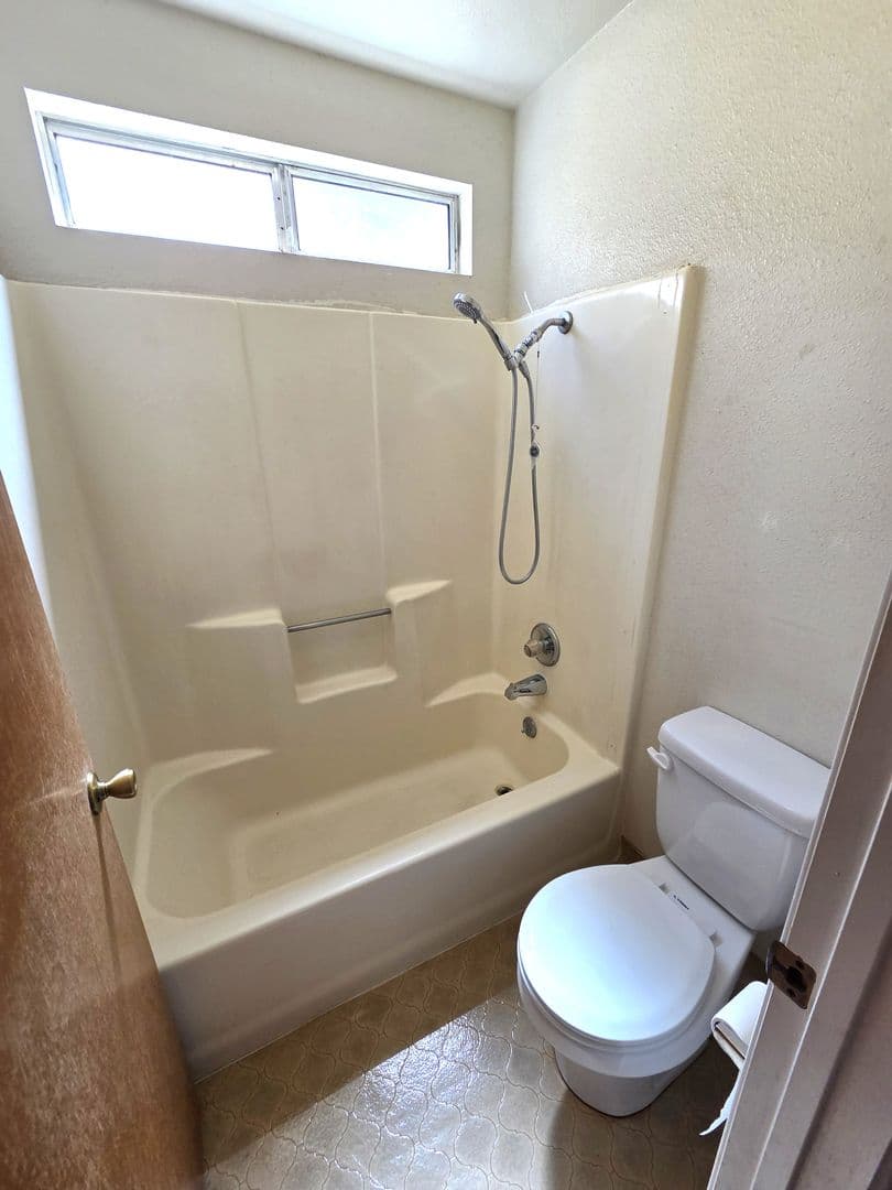 Porterville House: 550 Black Oak Ave
