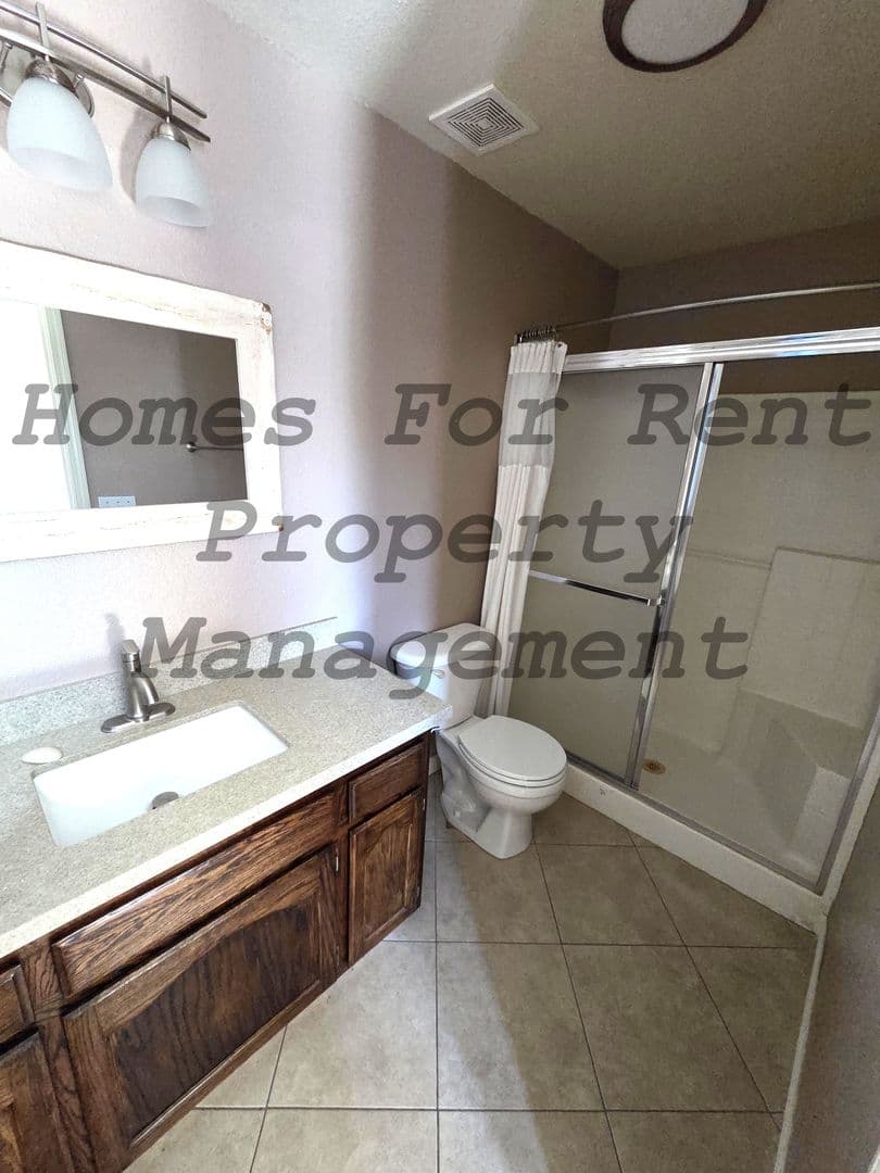 Woodlake House: 541 Willow St