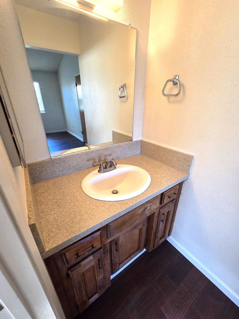 Porterville House: 550 Black Oak Ave