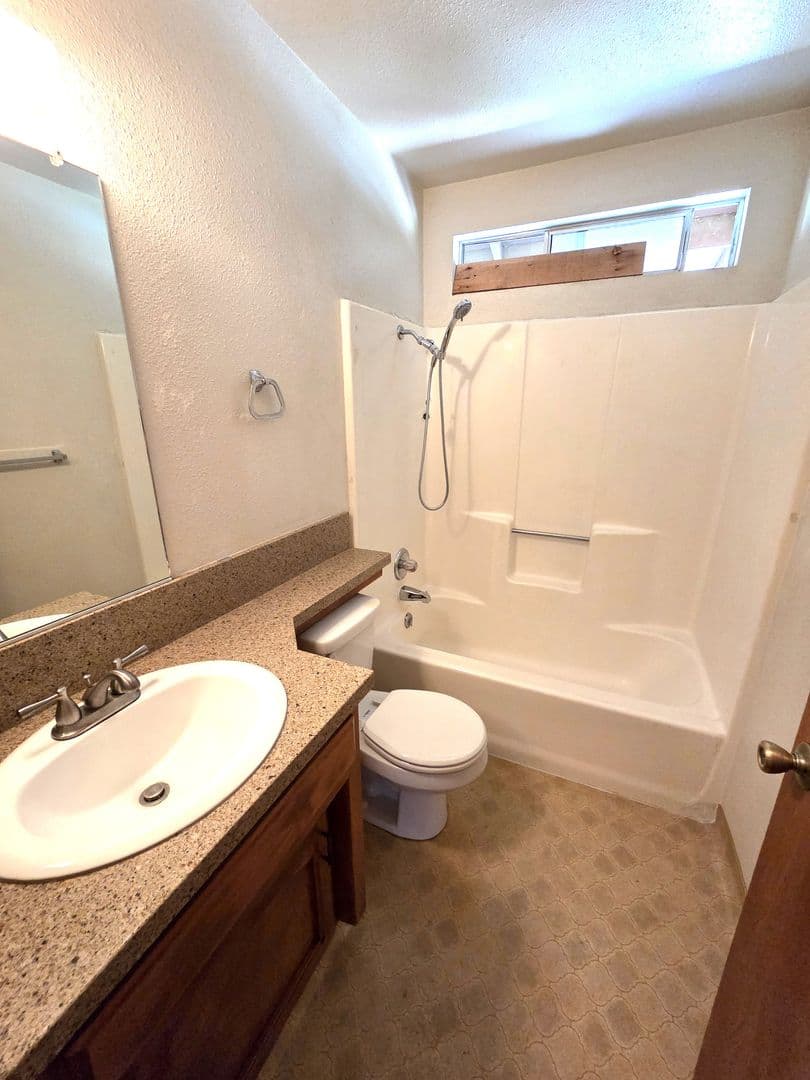 Porterville House: 550 Black Oak Ave