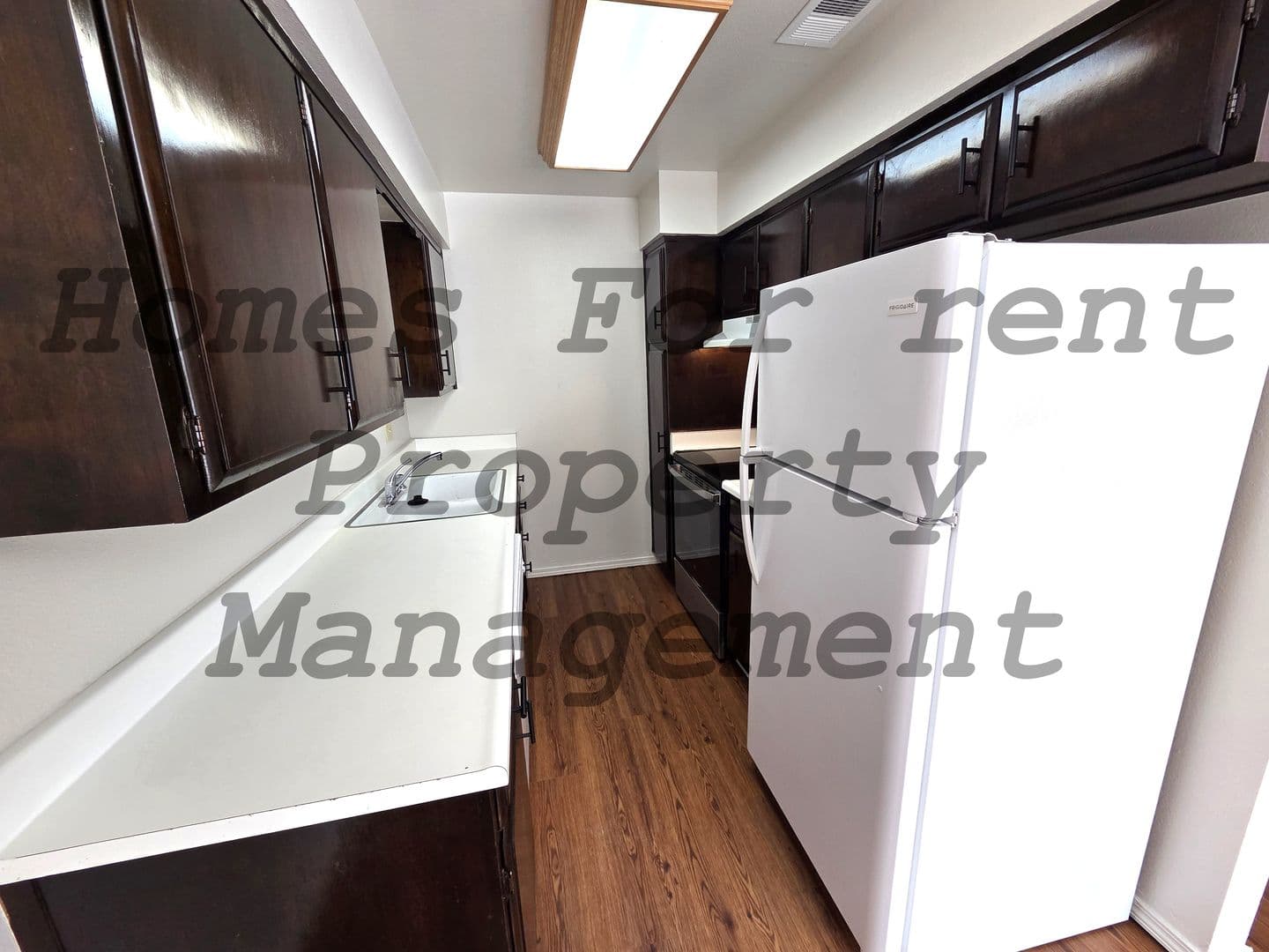 Porterville Apartment: 233 N. E St. #1-3