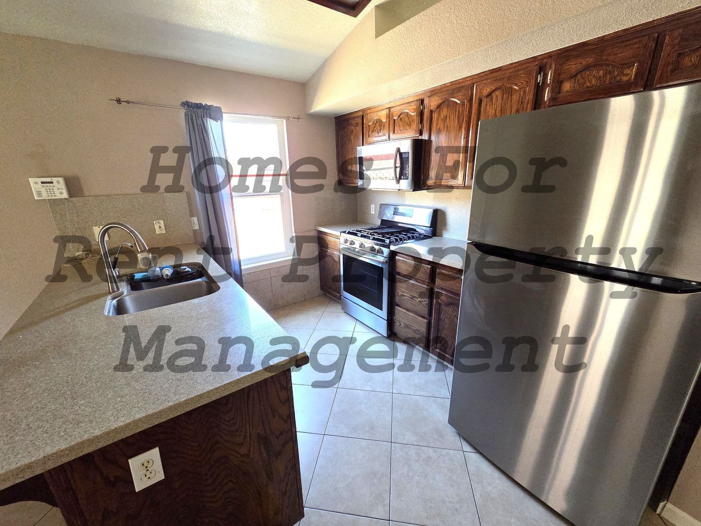 Woodlake House: 541 Willow St