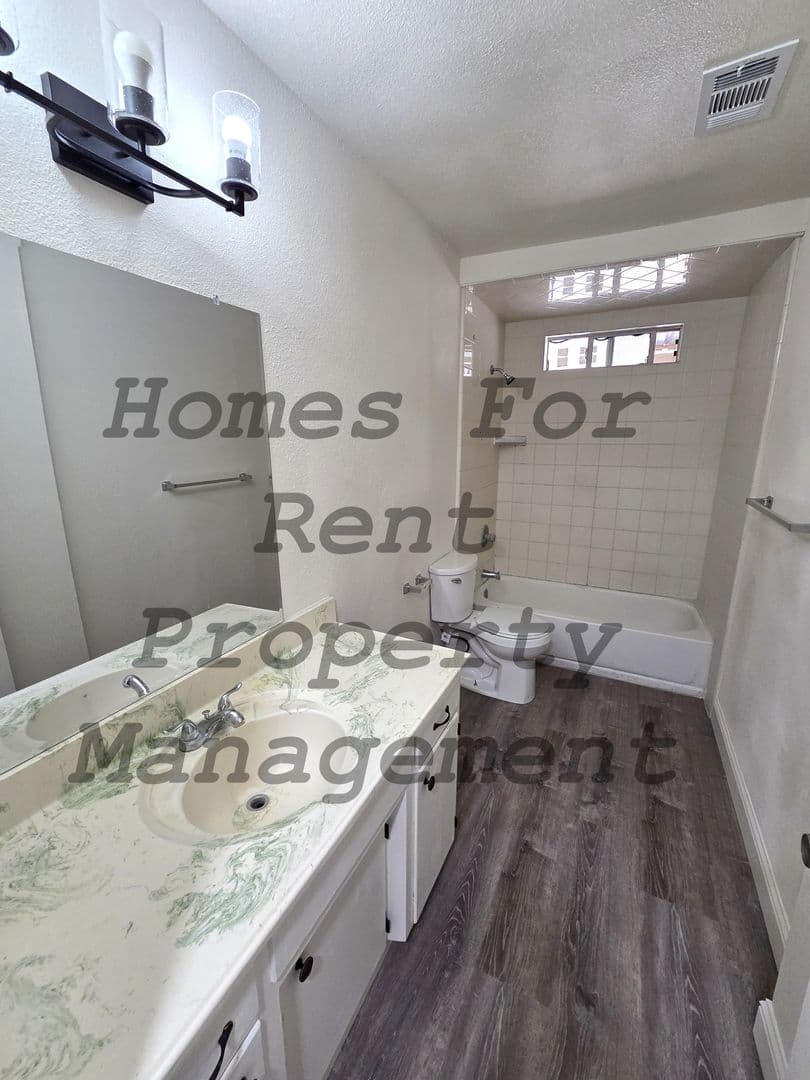 Porterville House: 711 Sandra Ln
