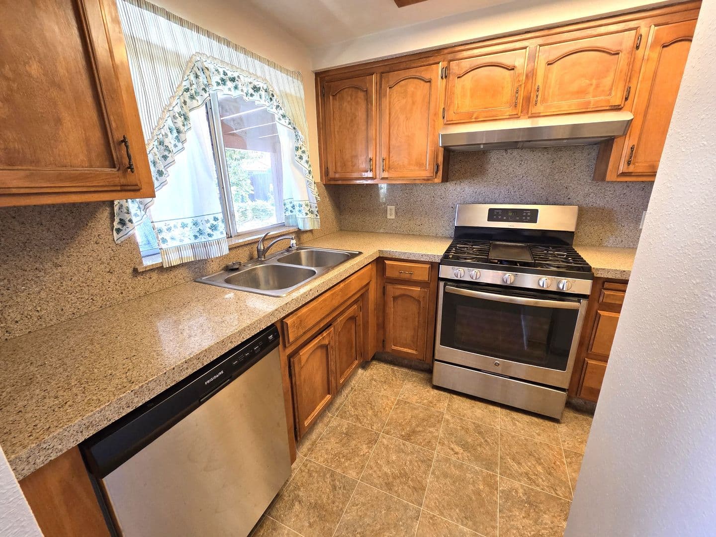 Porterville House: 550 Black Oak Ave