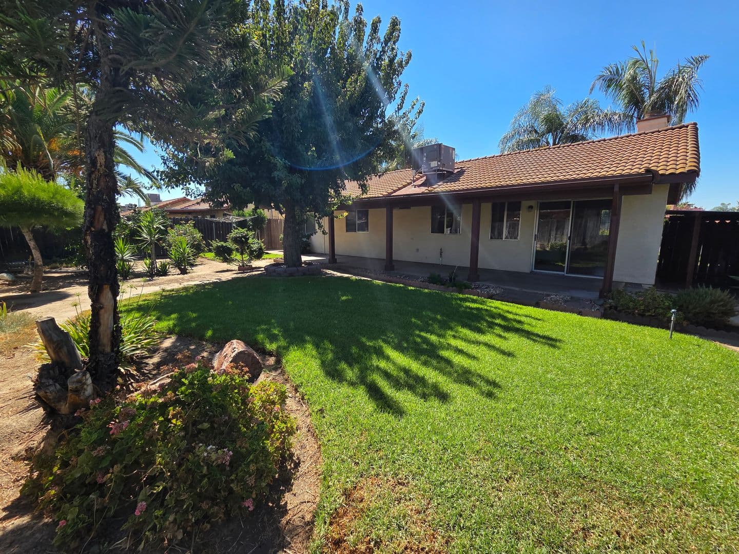 Porterville House: 550 Black Oak Ave