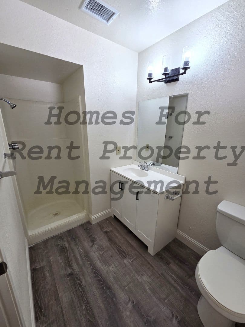 Porterville House: 711 Sandra Ln