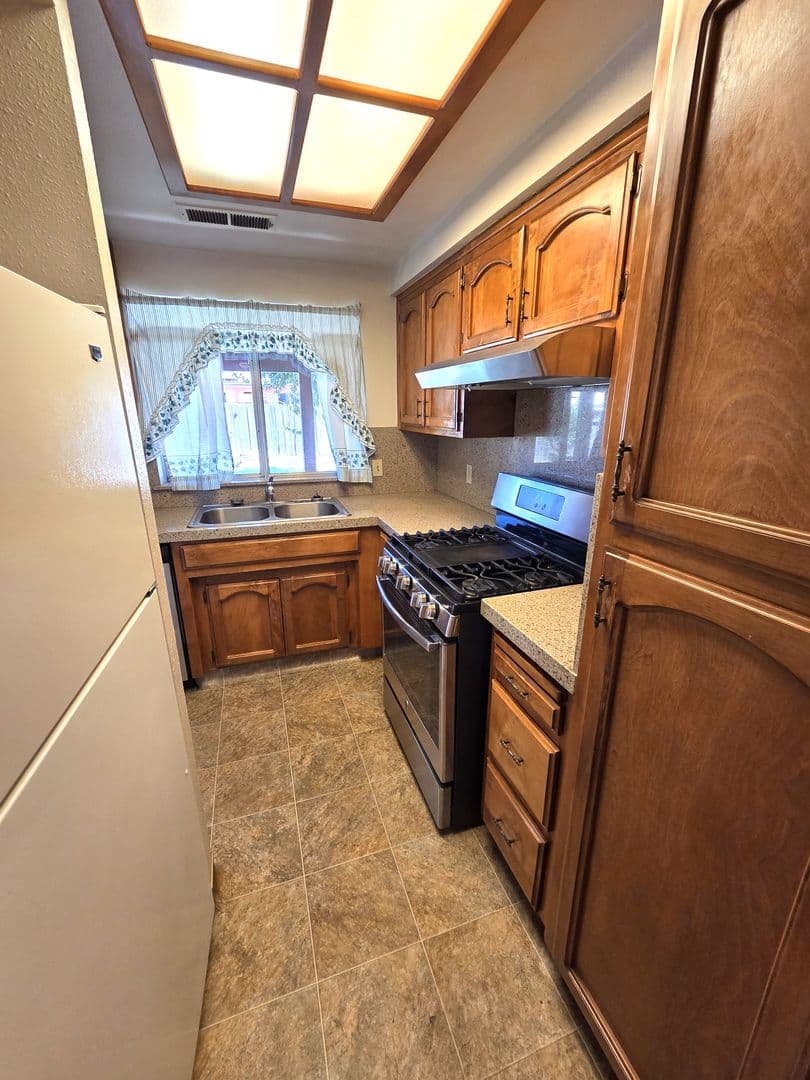 Porterville House: 550 Black Oak Ave
