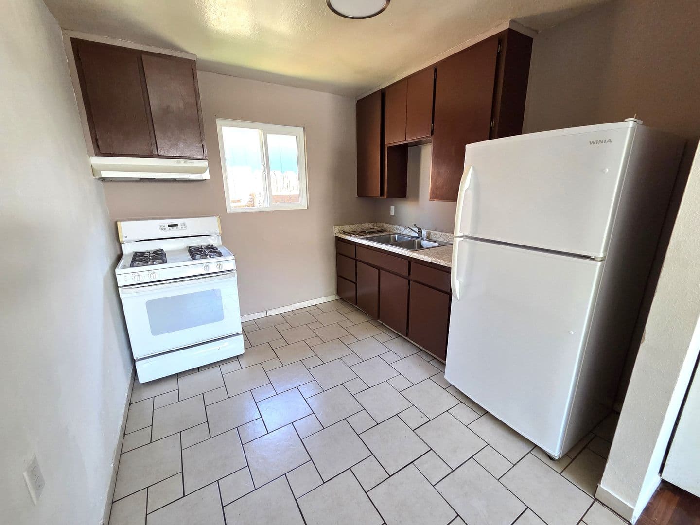 Lindsay Apartment: 460 N. Elmwood Ave