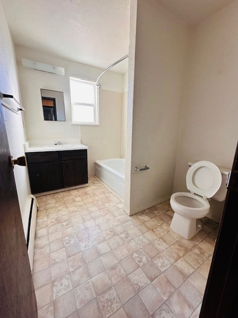 Green River Apartment: 185 E Monroe Ave