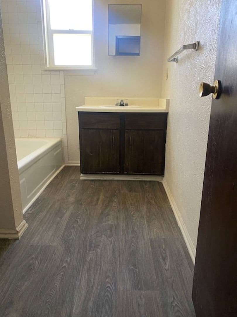 Green River Apartment: 165 F Monroe Ave