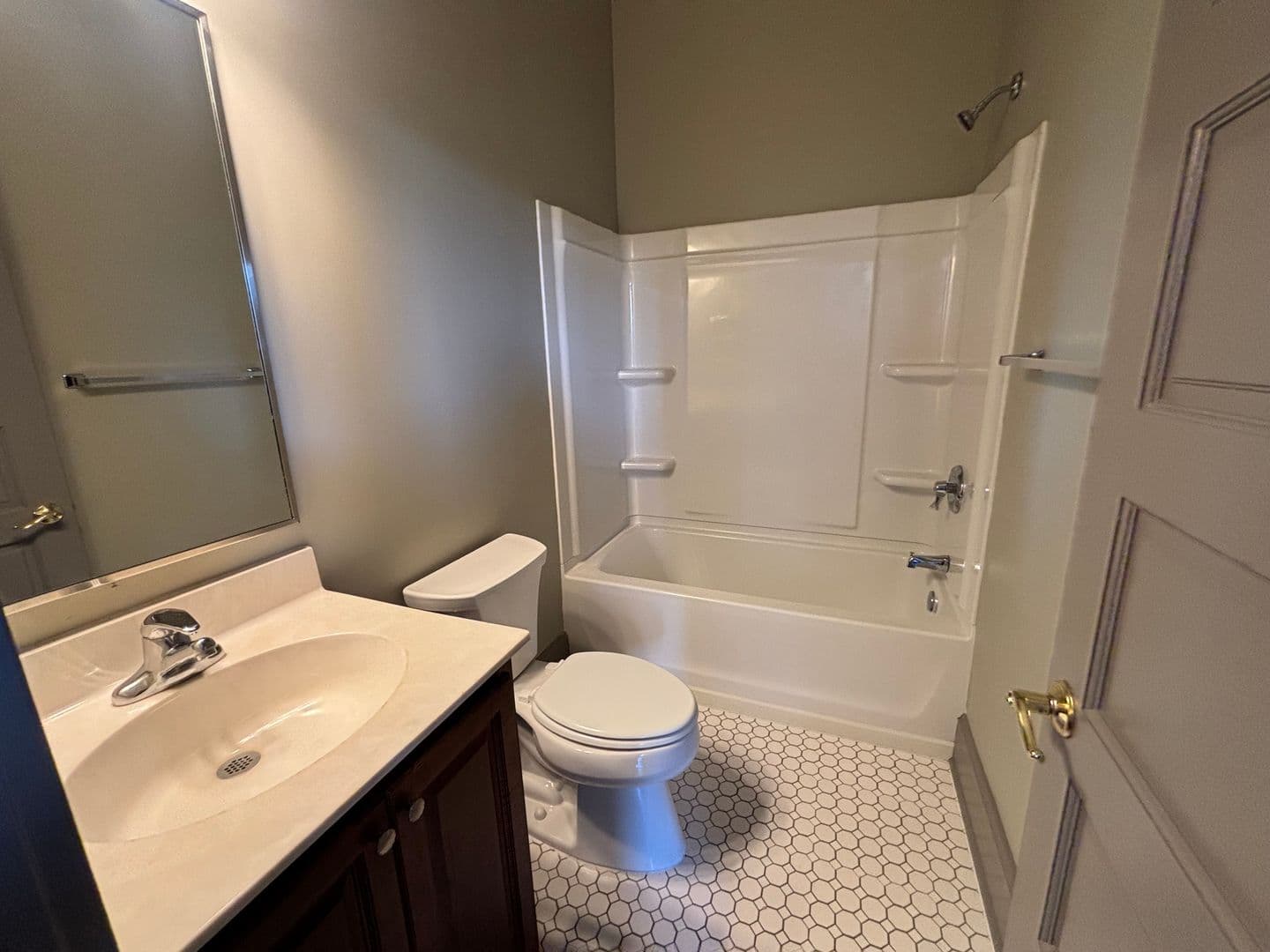Clinton Apartment: 106 N Broad Street