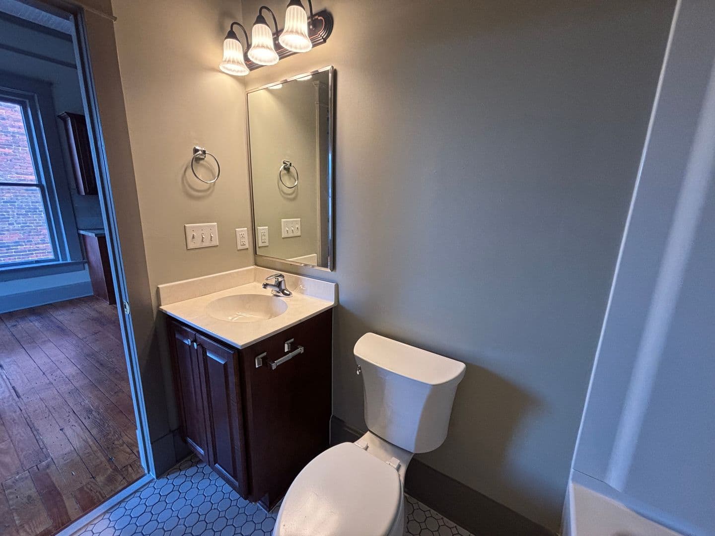 Clinton Apartment: 106 N Broad Street