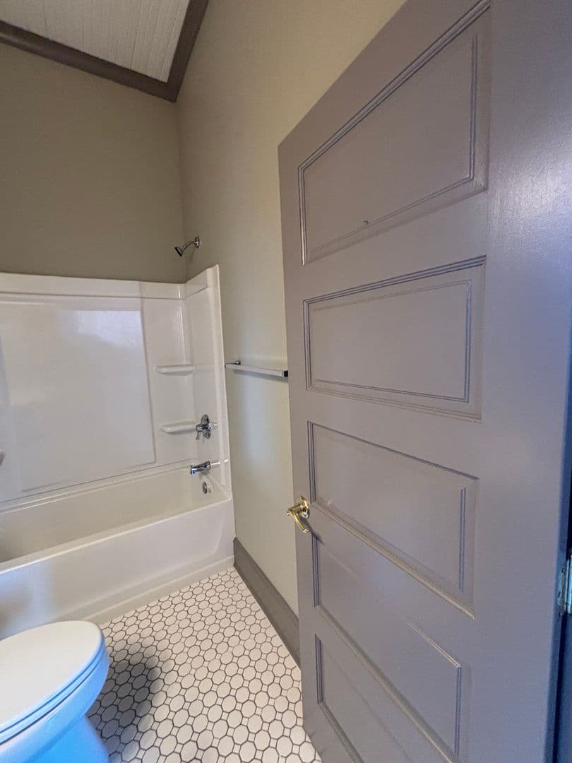 Clinton Apartment: 106 N Broad Street