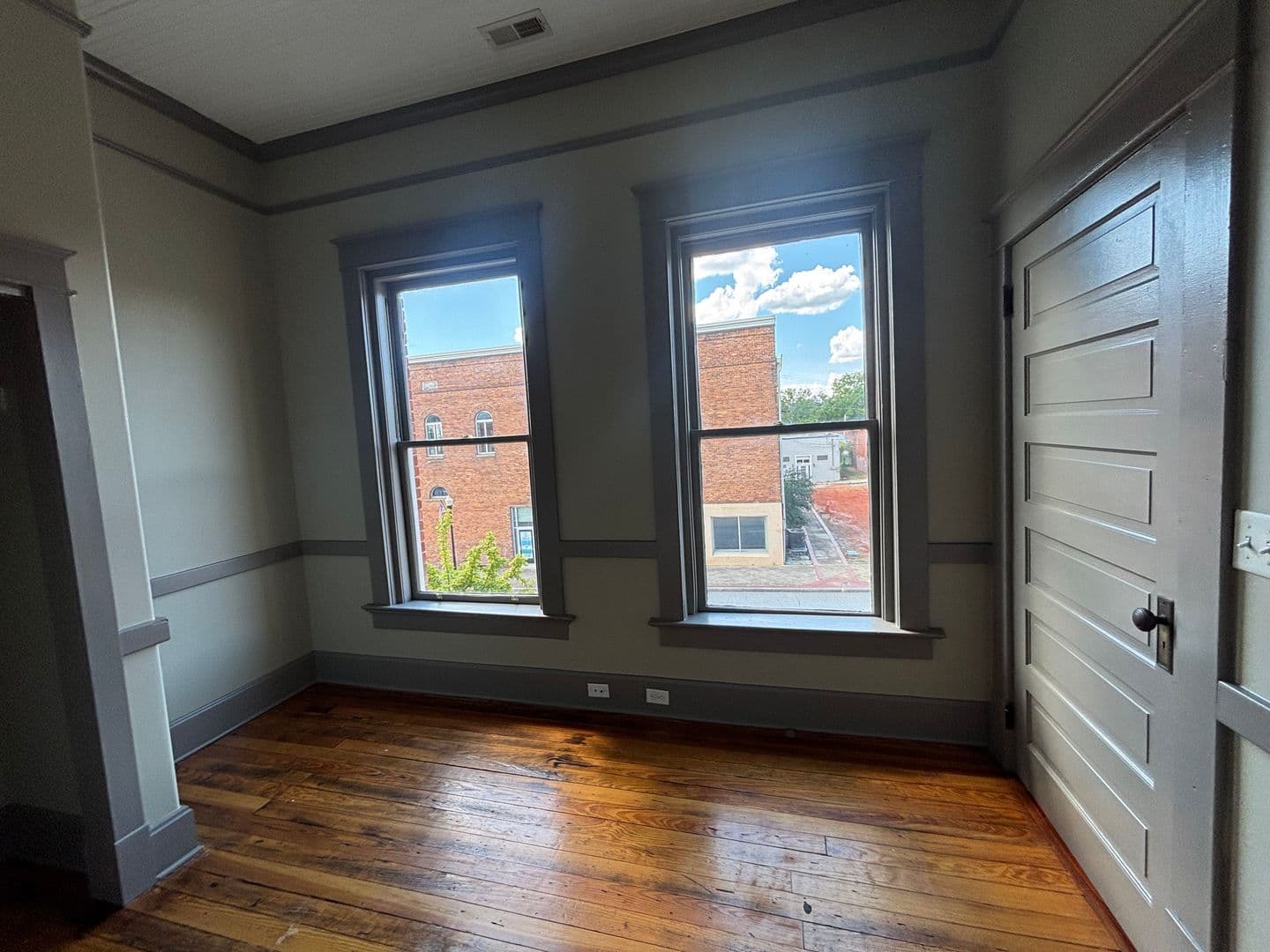Clinton Apartment: 106 N Broad Street