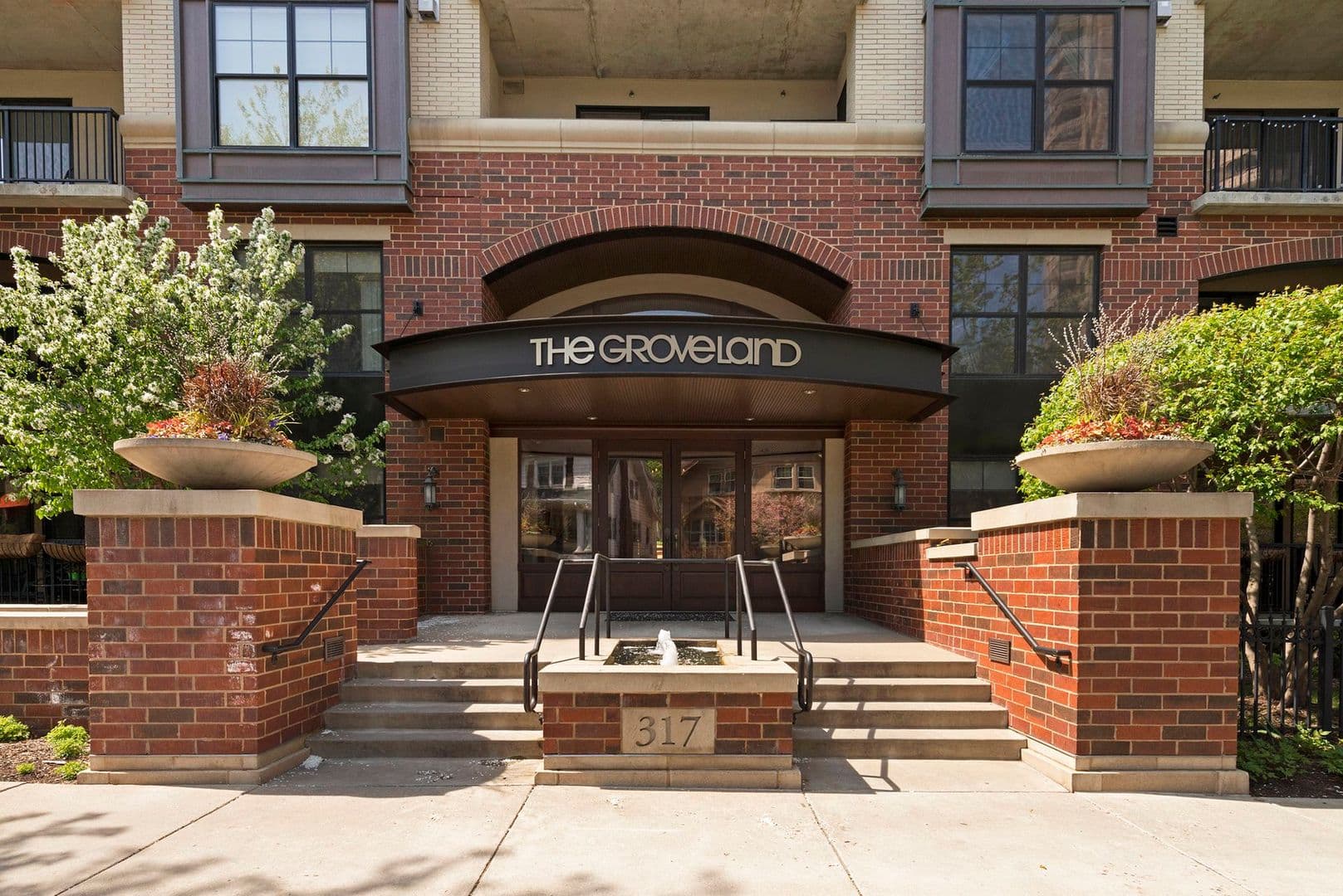 Minneapolis Condo: 317 Groveland Ave