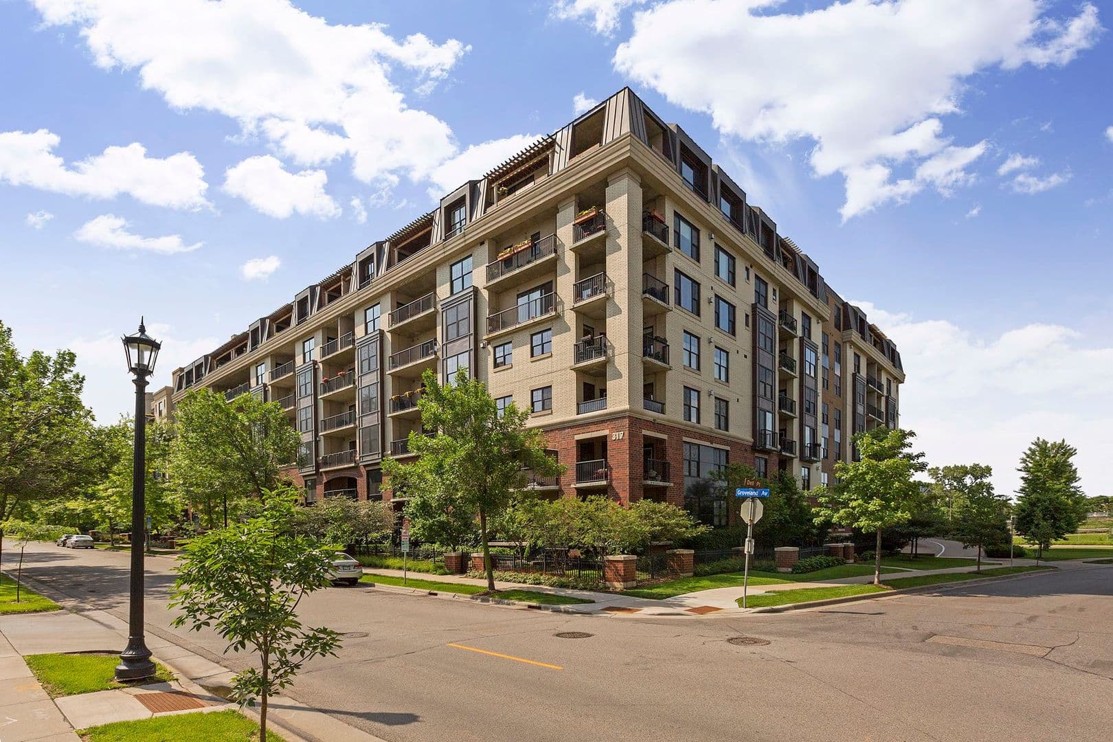 Minneapolis Condo: 317 Groveland Ave