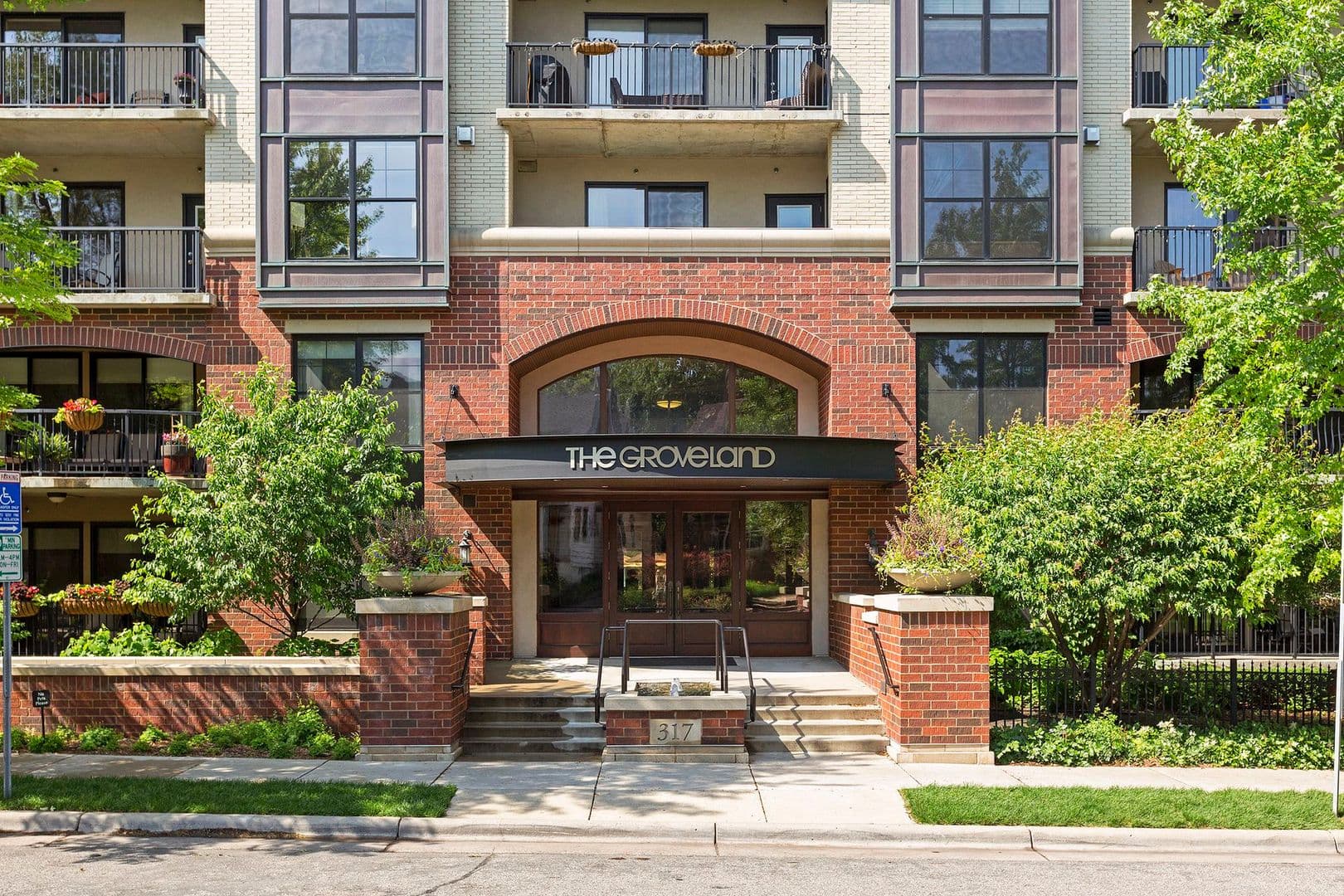 Minneapolis Condo: 317 Groveland Ave