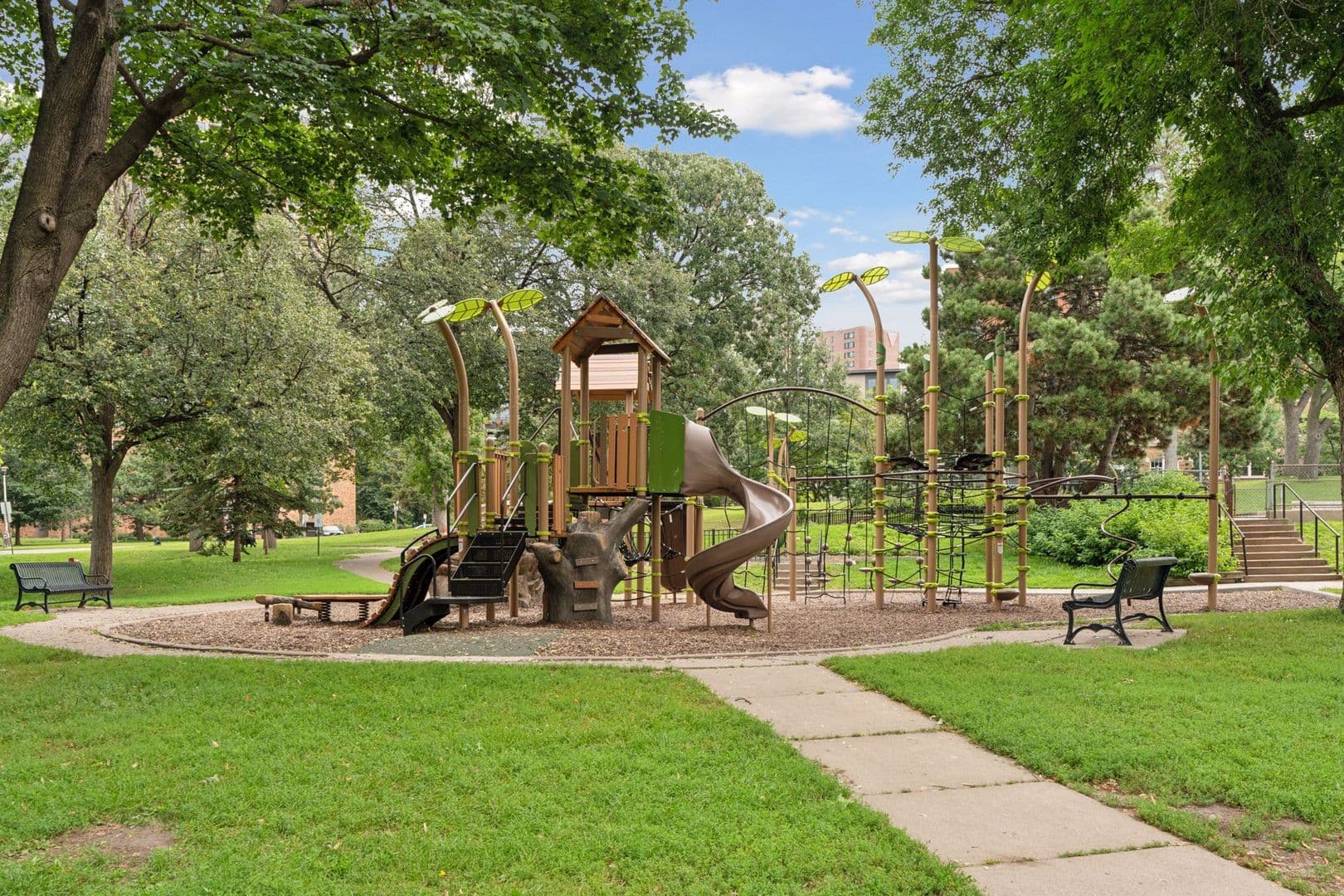 Minneapolis Condo: 317 Groveland Ave