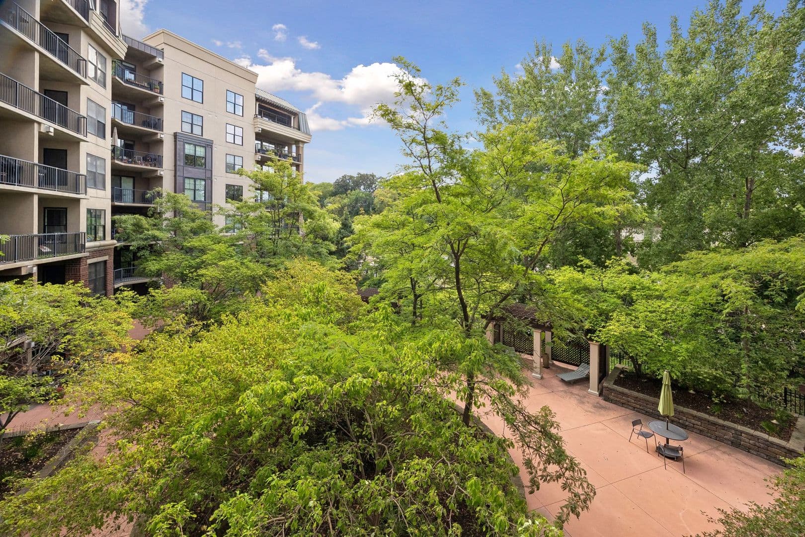 Minneapolis Condo: 317 Groveland Ave