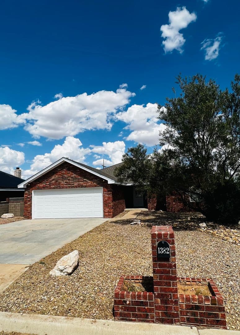 Portales House: 1382 Oakwood Cir
