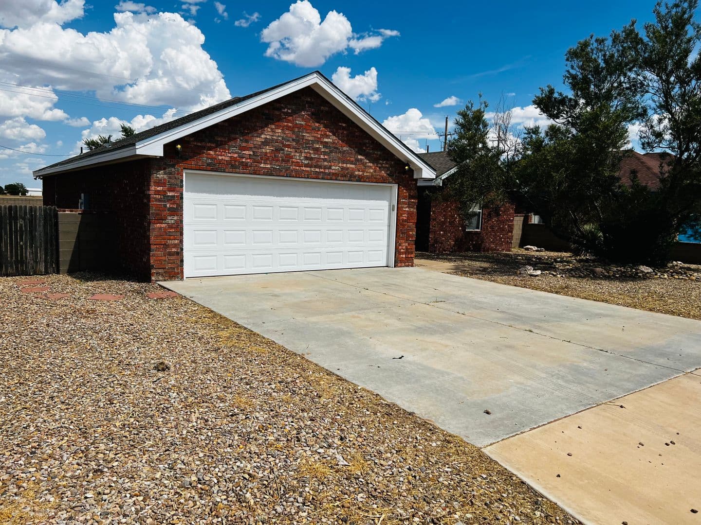 Portales House: 1382 Oakwood Cir