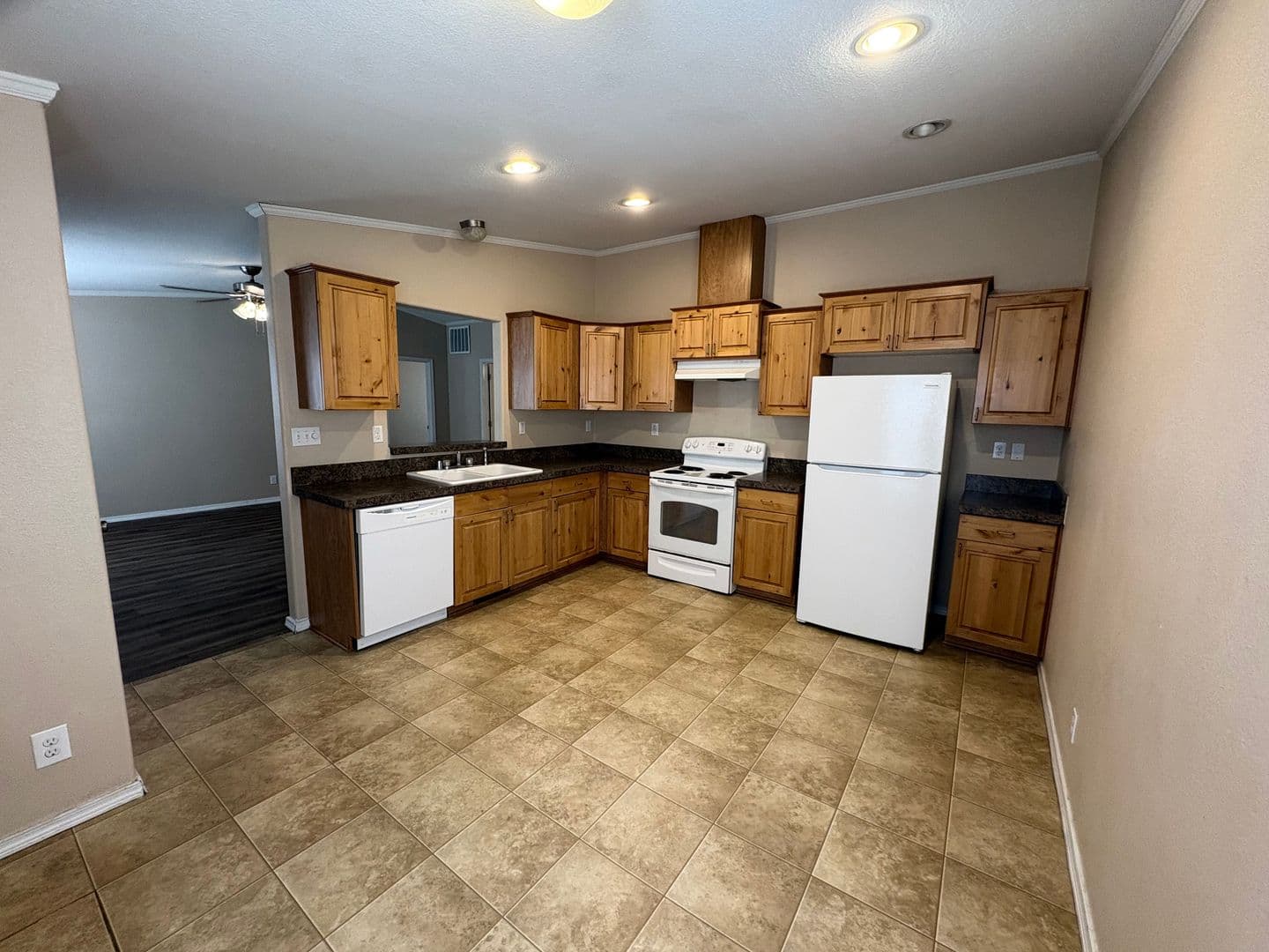Portales Apartment: 333 E Lime St