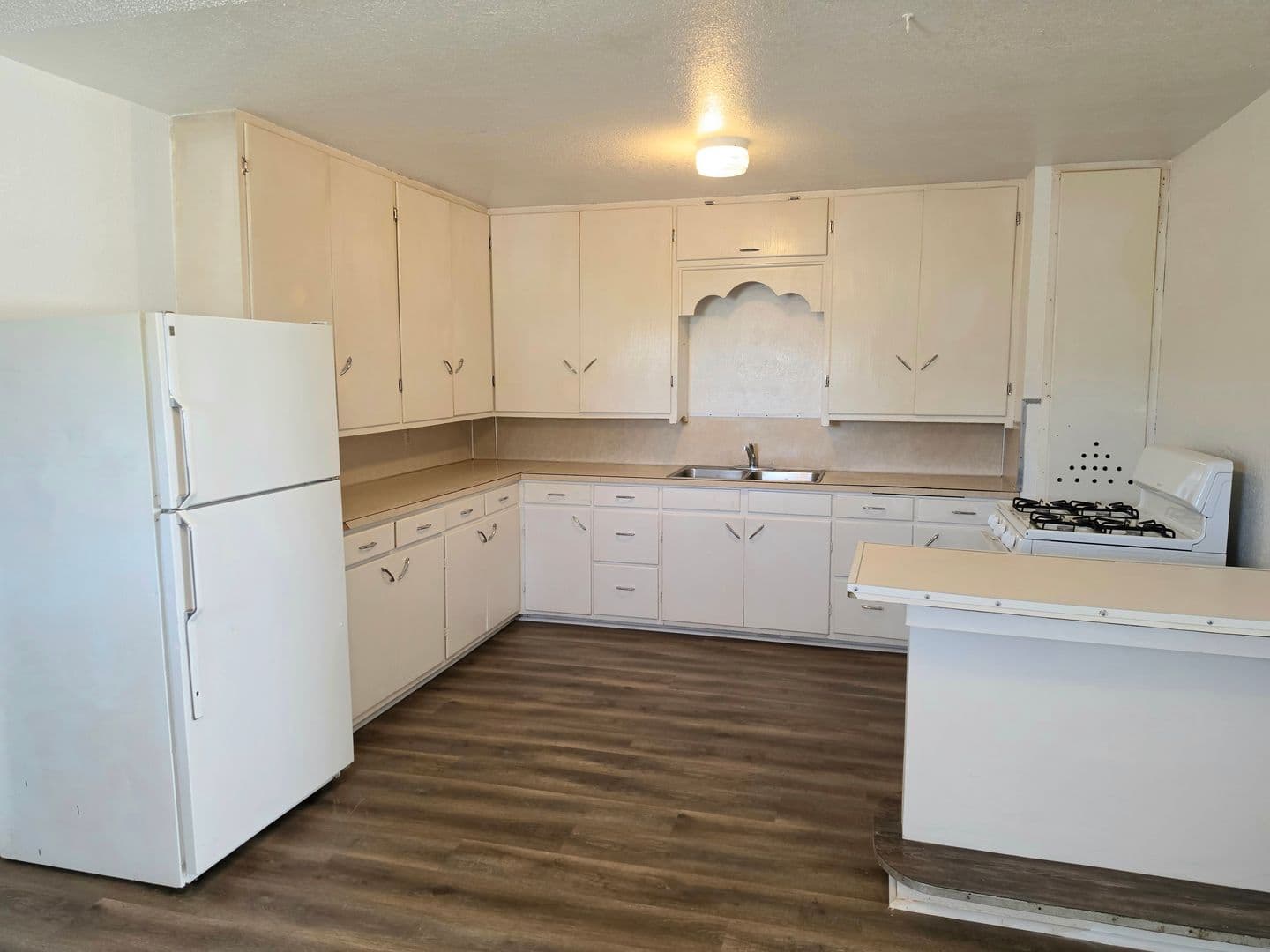 Portales House: 927 W 16th Ln