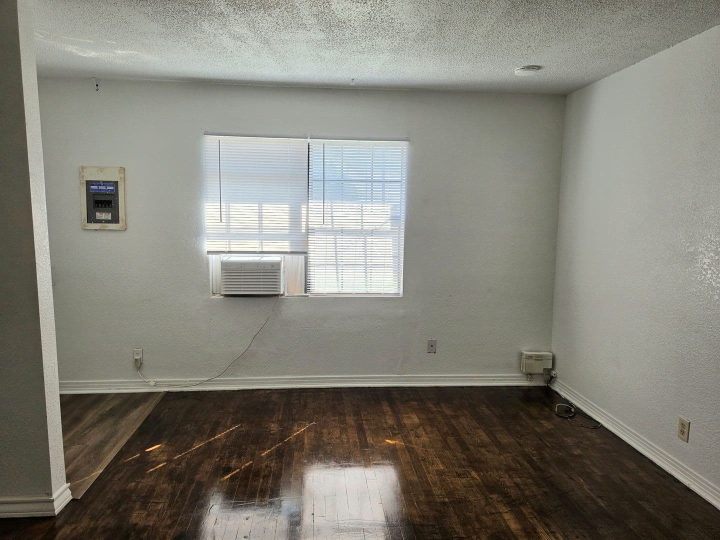 Portales House: 927 W 16th Ln