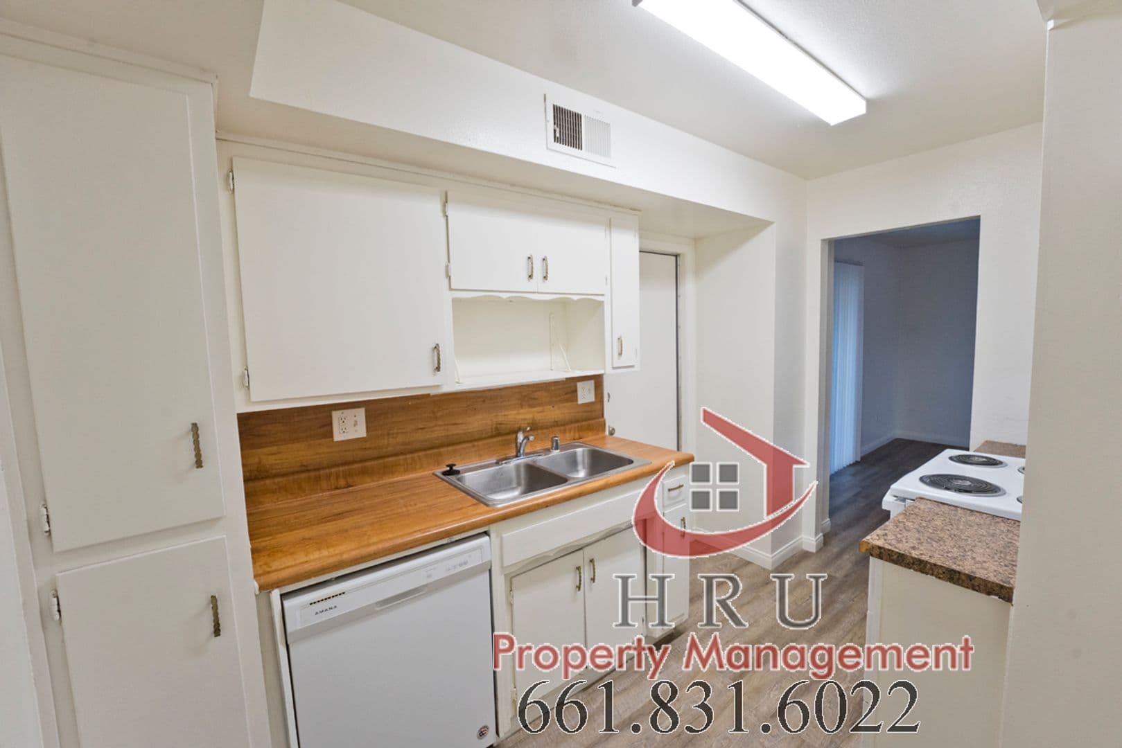 Bakersfield Townhome: 1001 Valhalla Dr Apt A