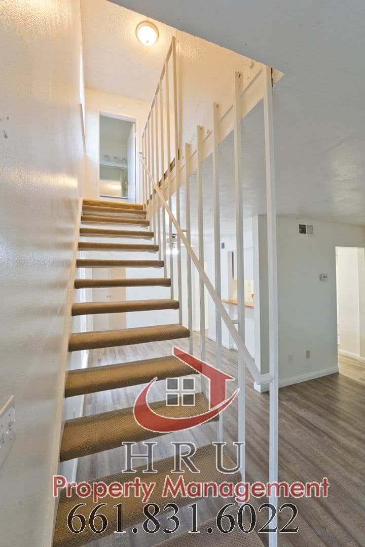Bakersfield Townhome: 1001 Valhalla Dr Apt A