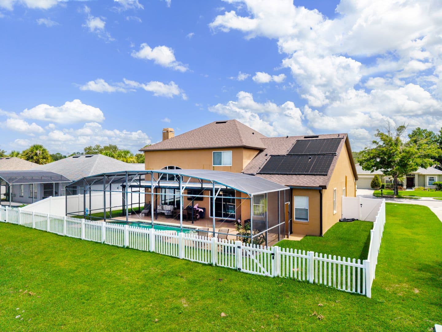 Winter Garden House: 353 Lake Amberleigh Drive