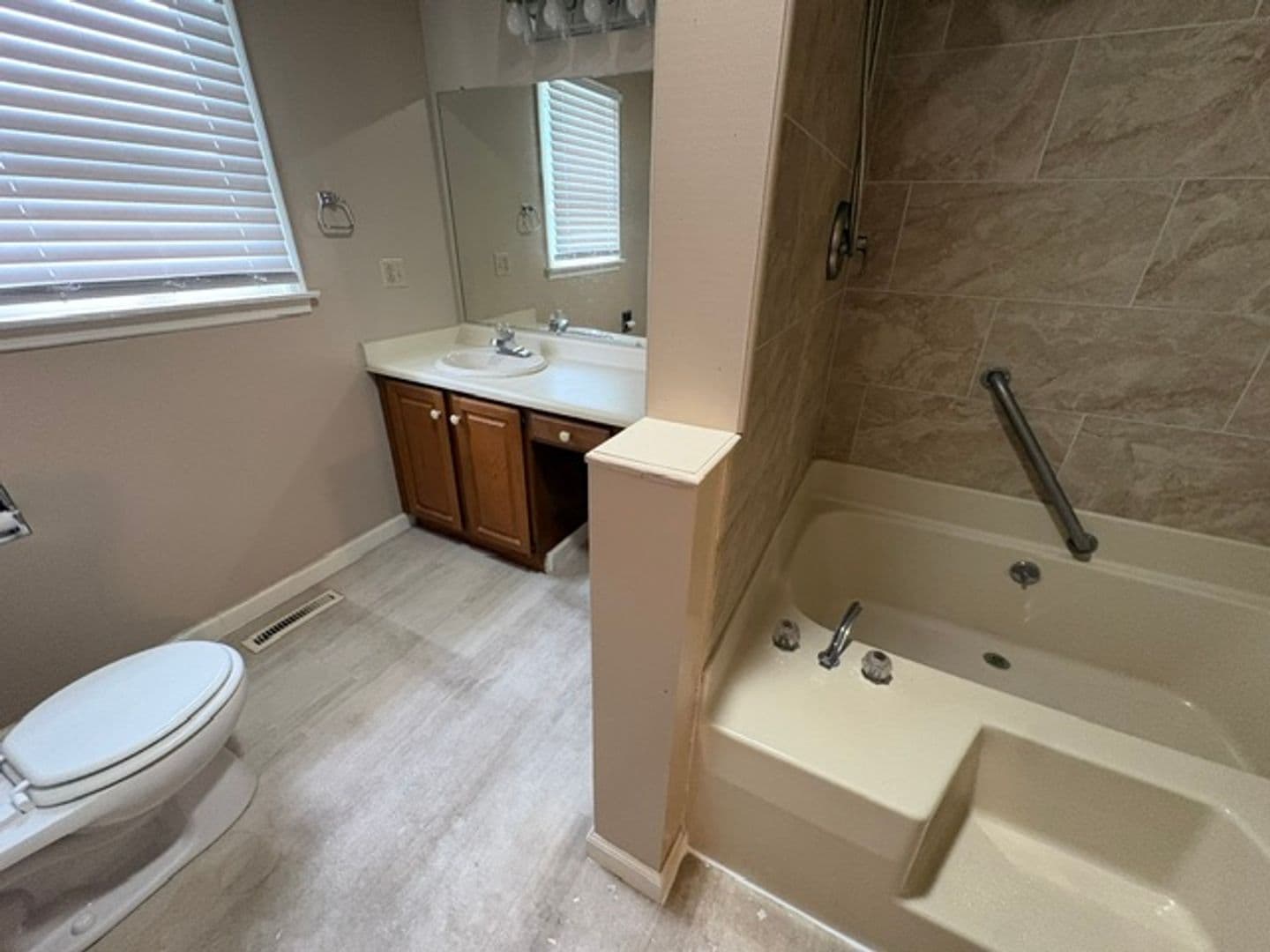 Parkersburg Apartment: 600 Schultz St
