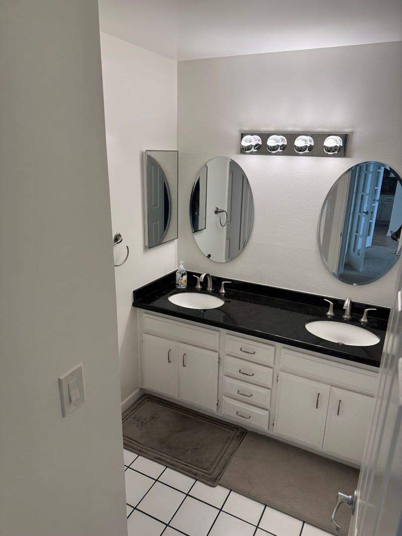 Redondo Beach Condo: 250 The Village