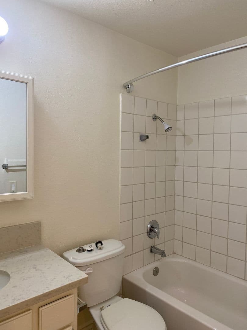 Los Angeles Apartment: 538 South Manhattan Place