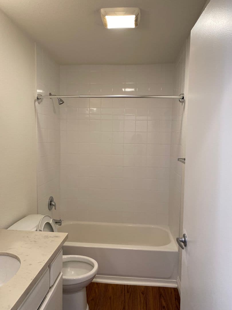 Los Angeles Apartment: 538 South Manhattan Place