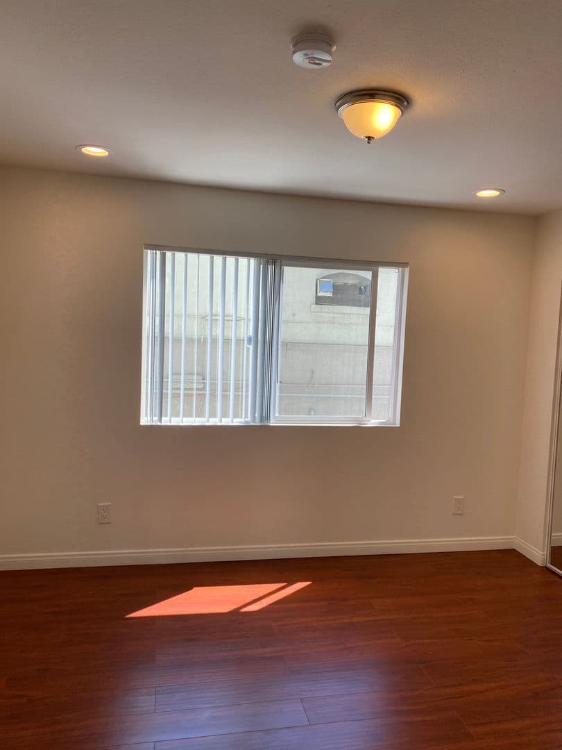 Los Angeles Apartment: 538 South Manhattan Place