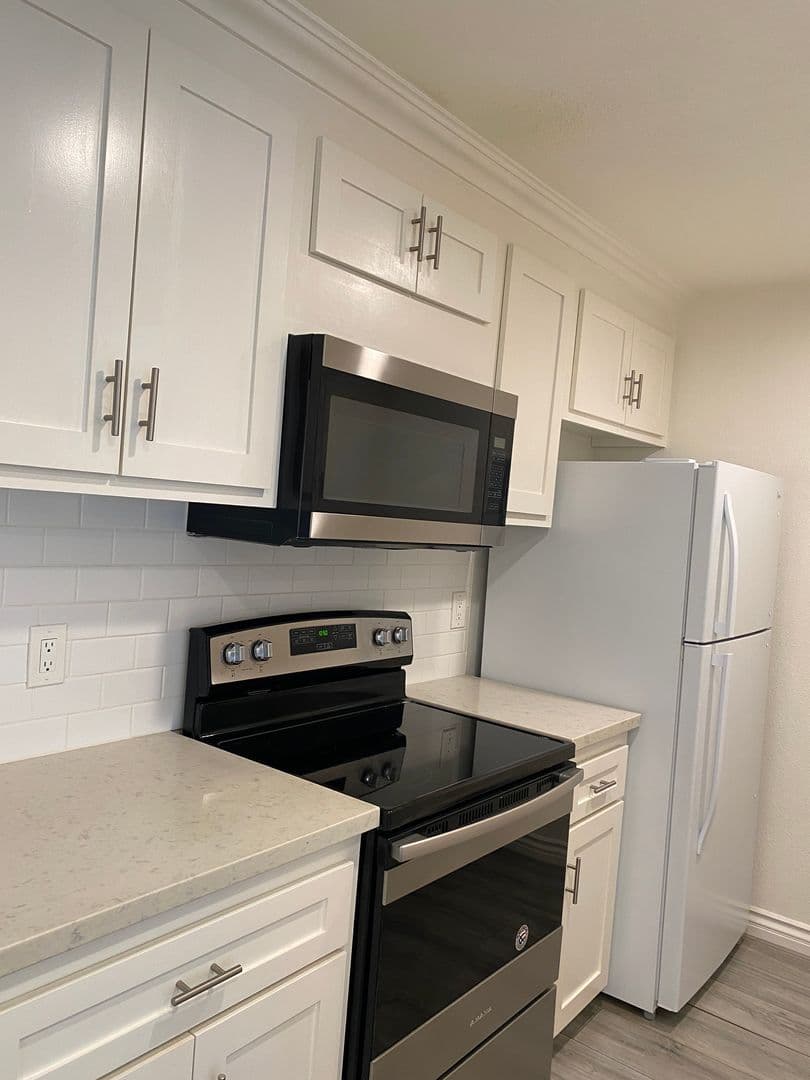 Los Angeles Apartment: 538 South Manhattan Place