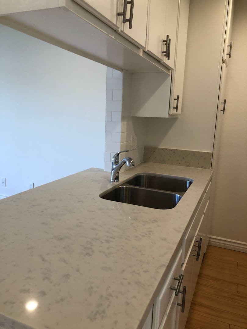 Los Angeles Apartment: 538 South Manhattan Place