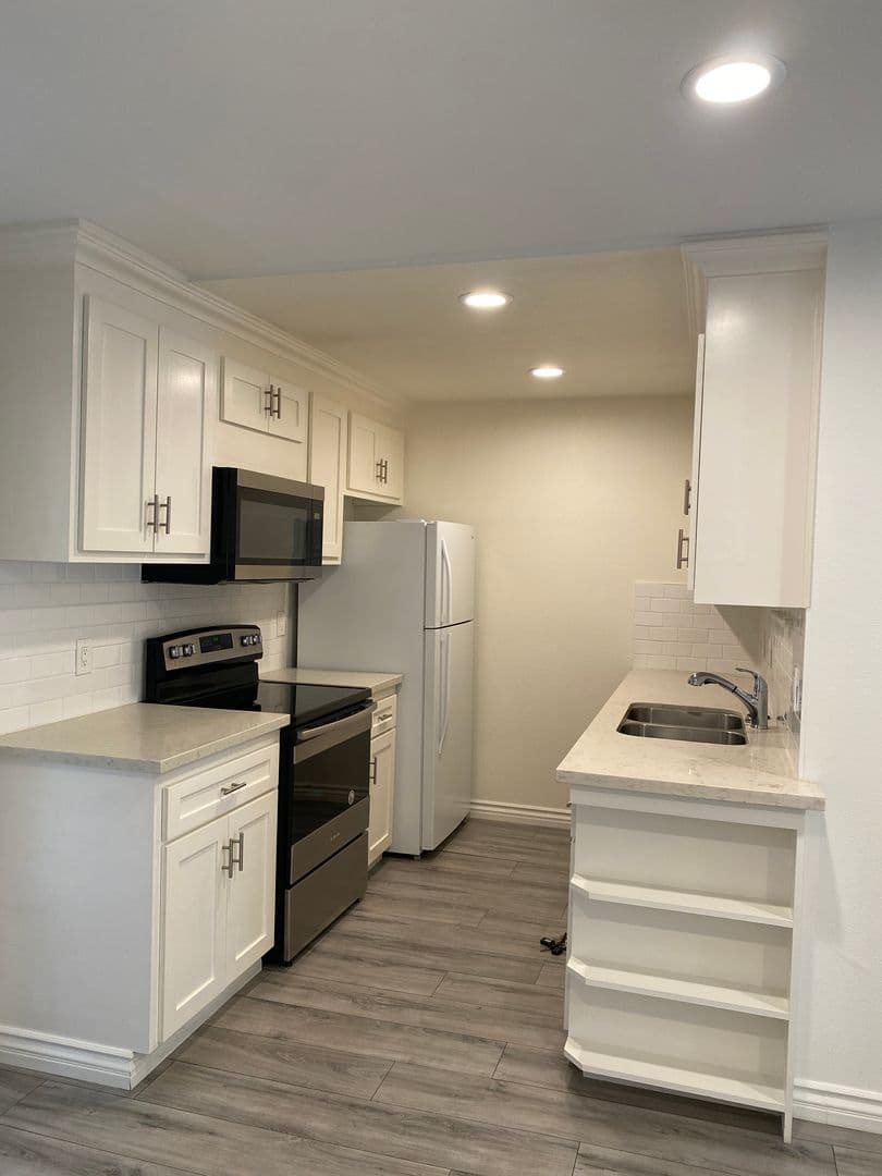 Los Angeles Apartment: 538 South Manhattan Place