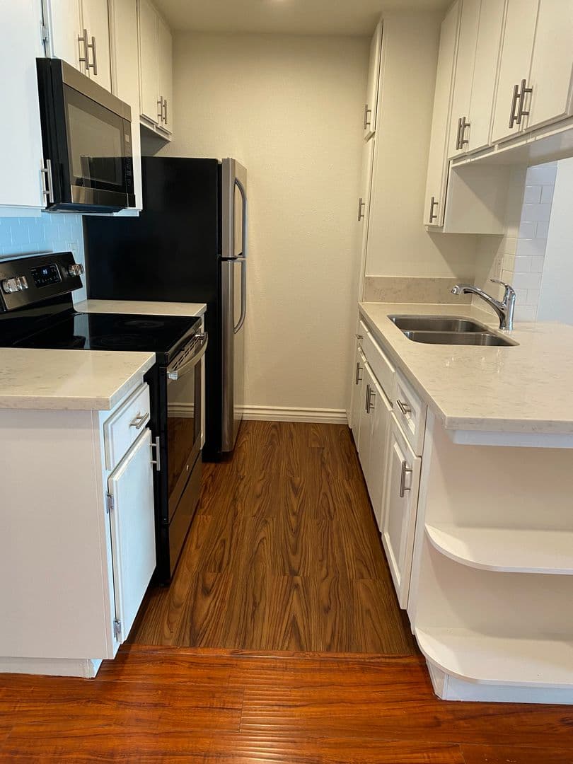 Los Angeles Apartment: 538 South Manhattan Place