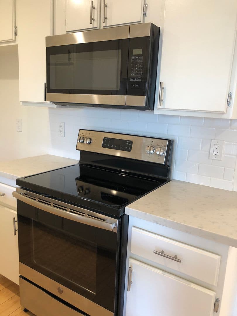 Los Angeles Apartment: 538 South Manhattan Place