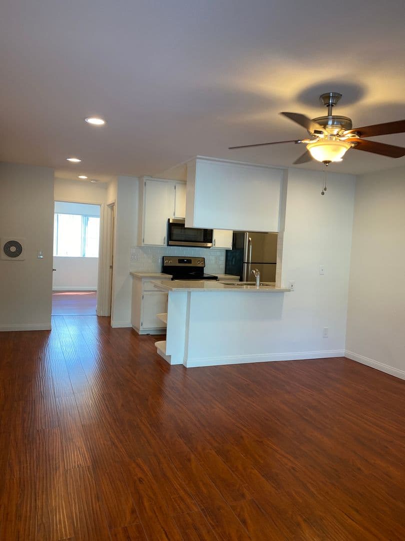 Los Angeles Apartment: 538 South Manhattan Place