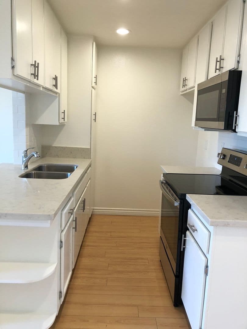 Los Angeles Apartment: 538 South Manhattan Place