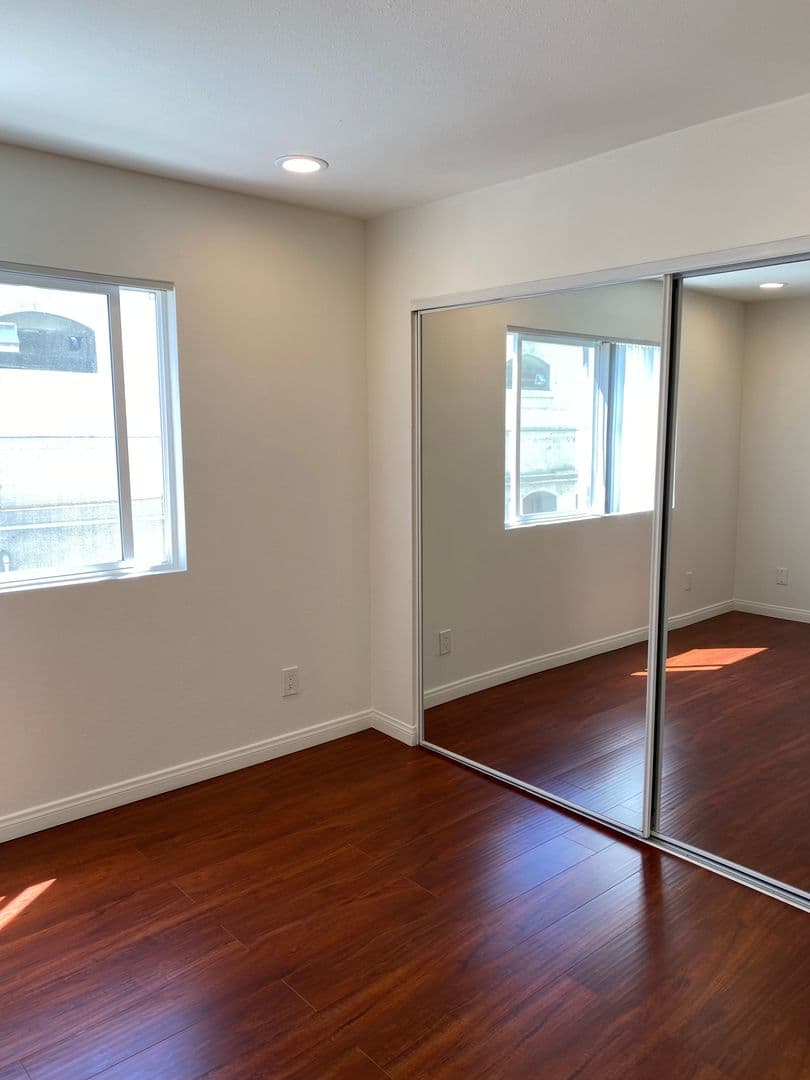 Los Angeles Apartment: 538 South Manhattan Place