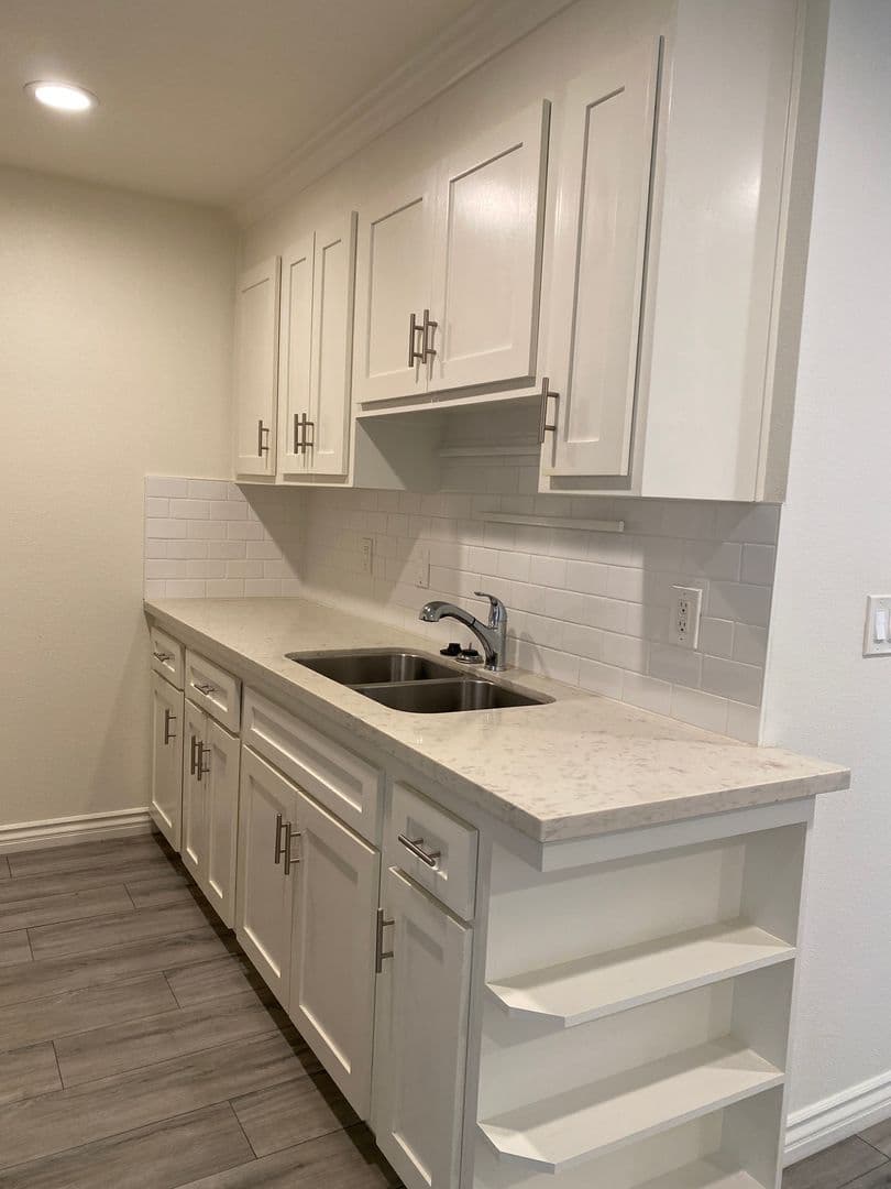 Los Angeles Apartment: 538 South Manhattan Place