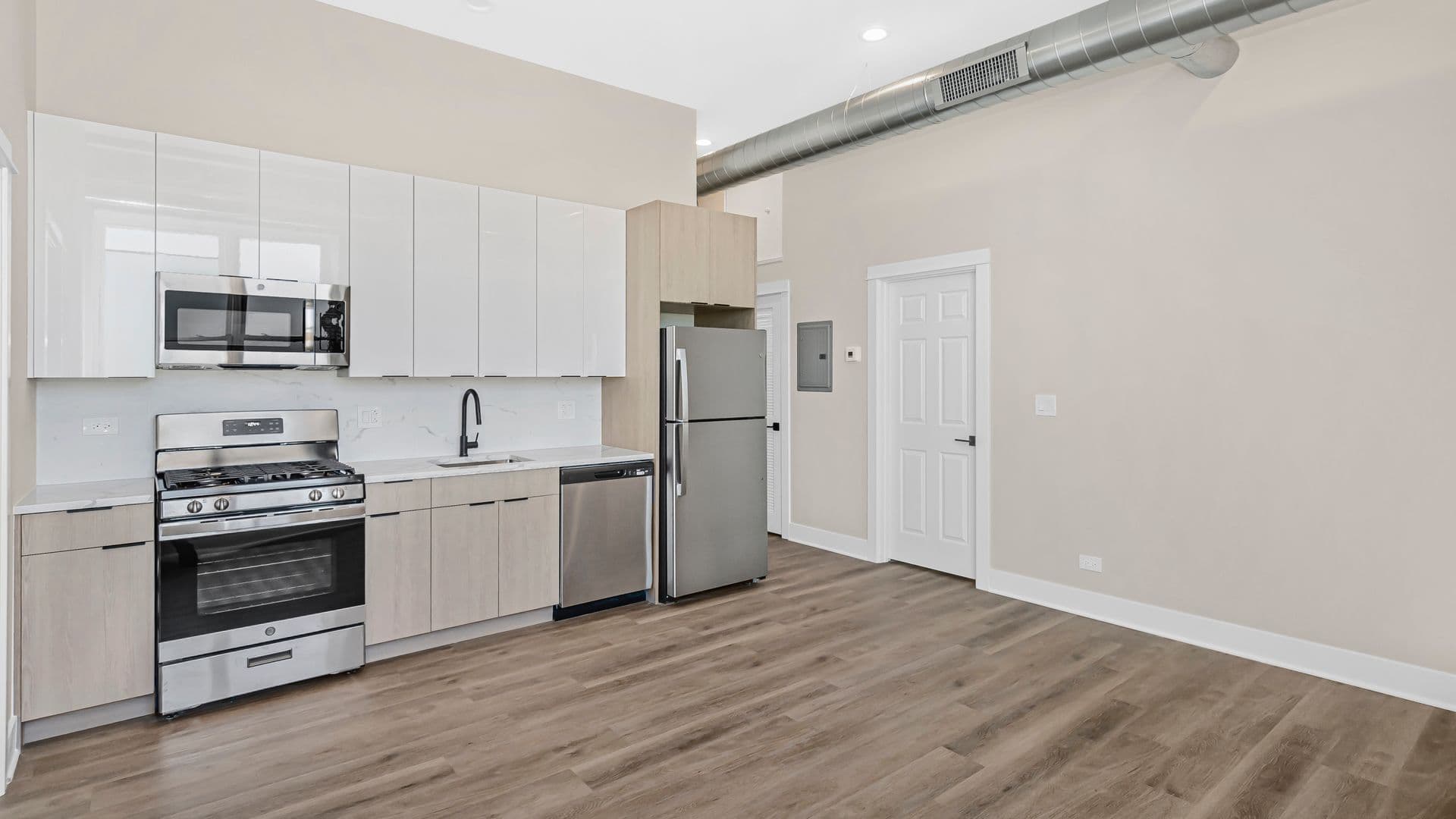 Chicago Apartment: 4533 N Clark St.